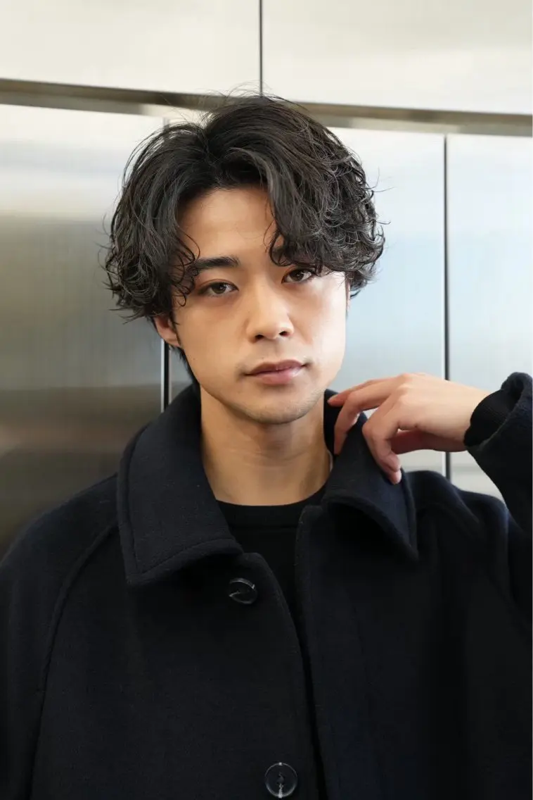 ミディアム パーマ メンズ ハヤノ リュウトのヘアスタイル