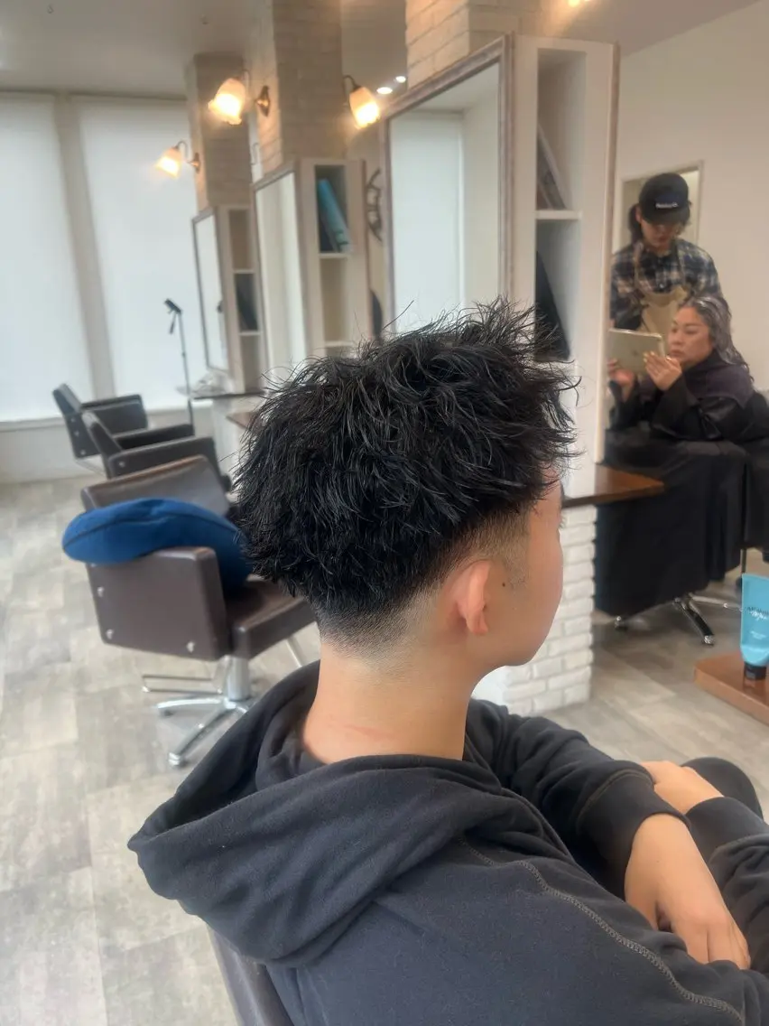 メンズ フェードカット メンズパーマ メンズツイストパーマ ツイストパーマ 白田 妃美希のヘアスタイル