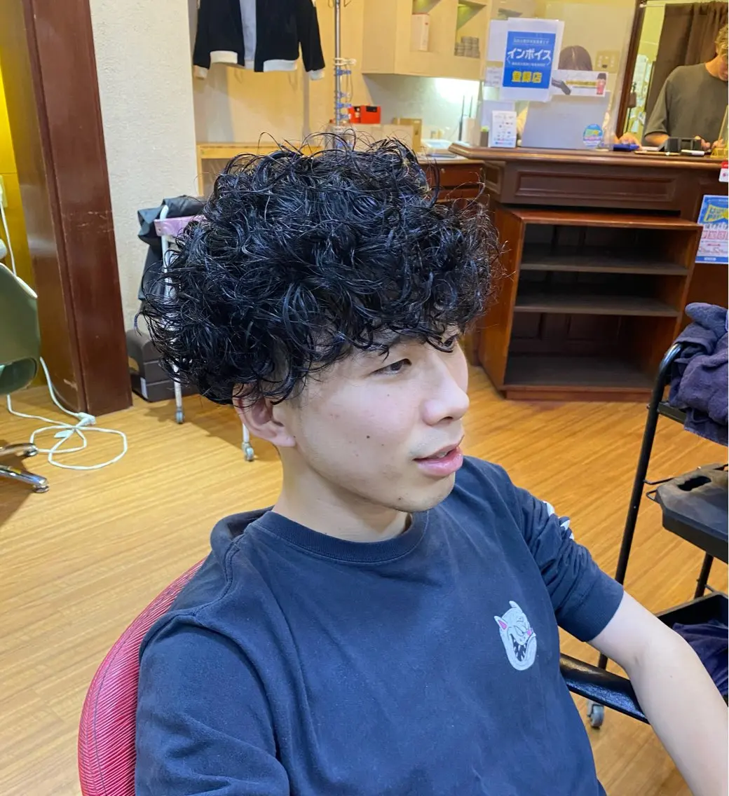 ミディアム パーマ メンズ ミディアムパーマ メンズパーマ プードルパーマ プードルパーマ メンズ特化 岸本 阪急六甲サロンドロイのヘアスタイル