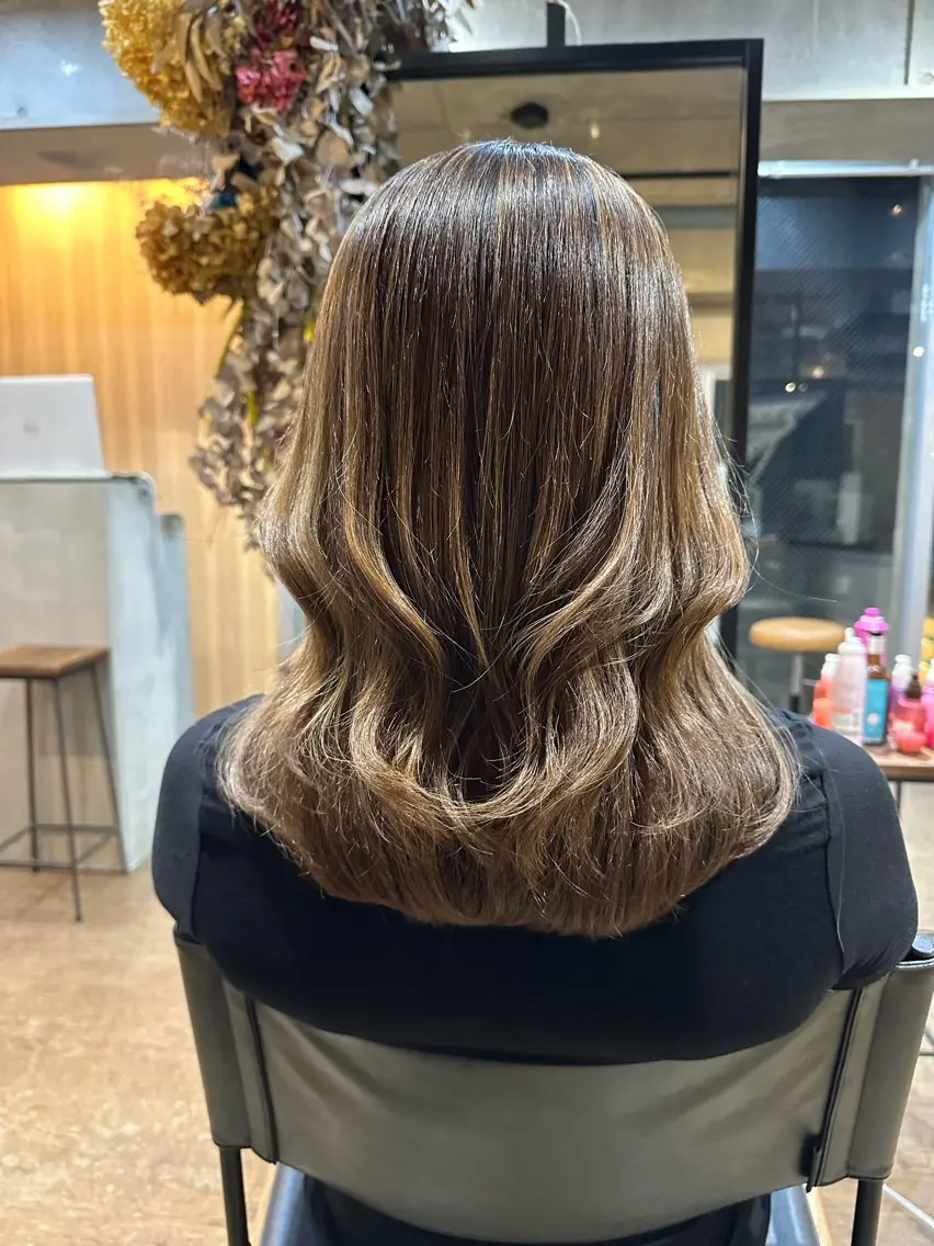 セミロング カラー アディクシーカラー ブリーチ ケアブリーチ ダブルカラー イヤリングカラー DAIKIベージュ 🍂レイヤーカットのヘアスタイル
