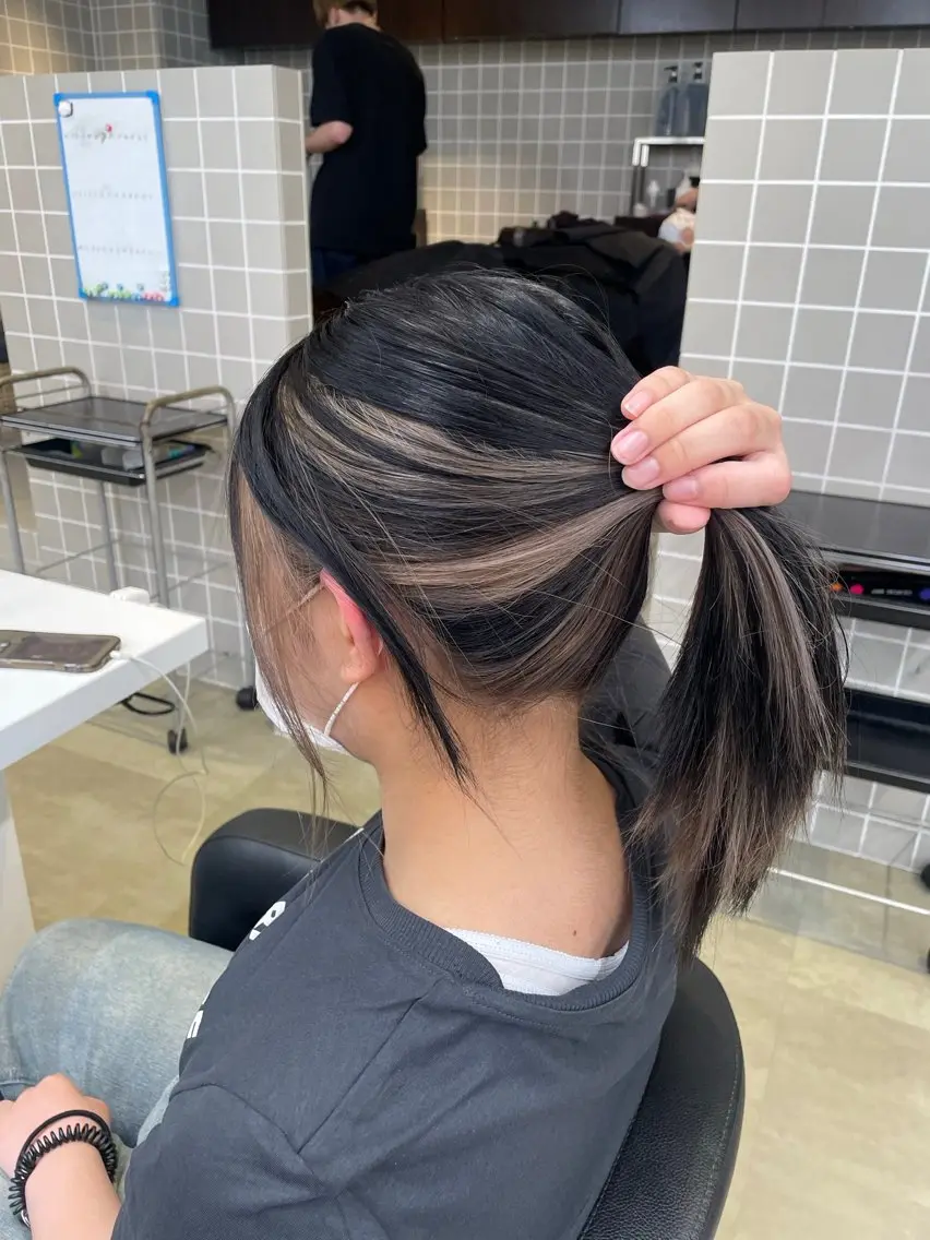 セミロング カラー デザインカラー インナーカラー 抜け感レイヤー︴ ニュアンスカラーのヘアスタイル