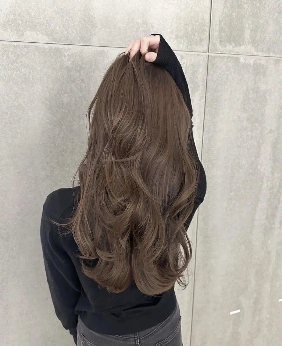 ロング 縮毛矯正 トリートメント ヘアカラー レイヤー・カット モデル・透明感カラーのヘアスタイル