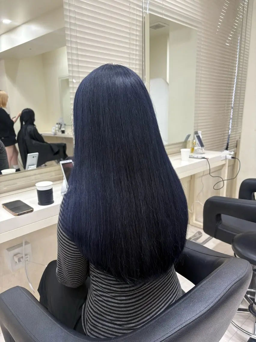 カラー ブリーチ ネイビーカラー ヘアカラー 💎色落ちまで綺麗 寒色HARUKA💎のヘアスタイル