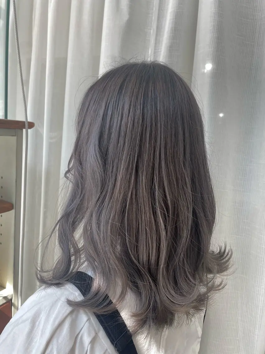 セミロング カラー グレージュ fio マナミのヘアスタイル