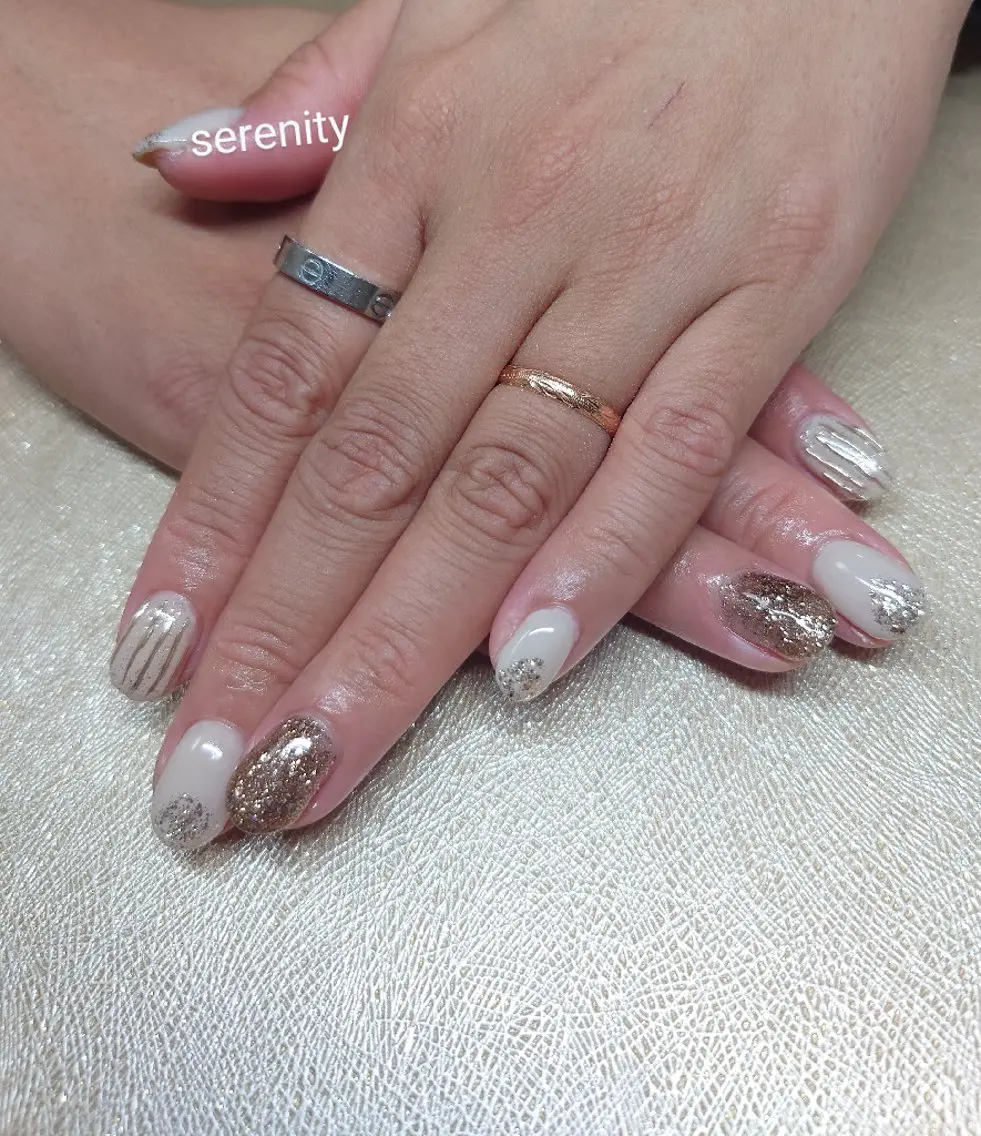 ネイル ゴールド キラキラネイル ラメ(グリッター) ミラーネイル ホワイト nail  serenityのネイルデザイン