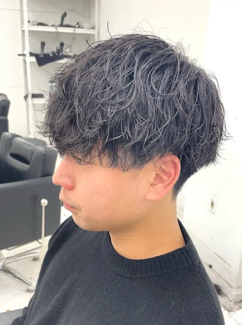 ミディアム パーマ メンズ ミディアムパーマ マッシュ メンズパーマ 刈り上げ 波巻きパーマ 【柏メンズパーマ職人 】店長 KAZUMAのヘアスタイル