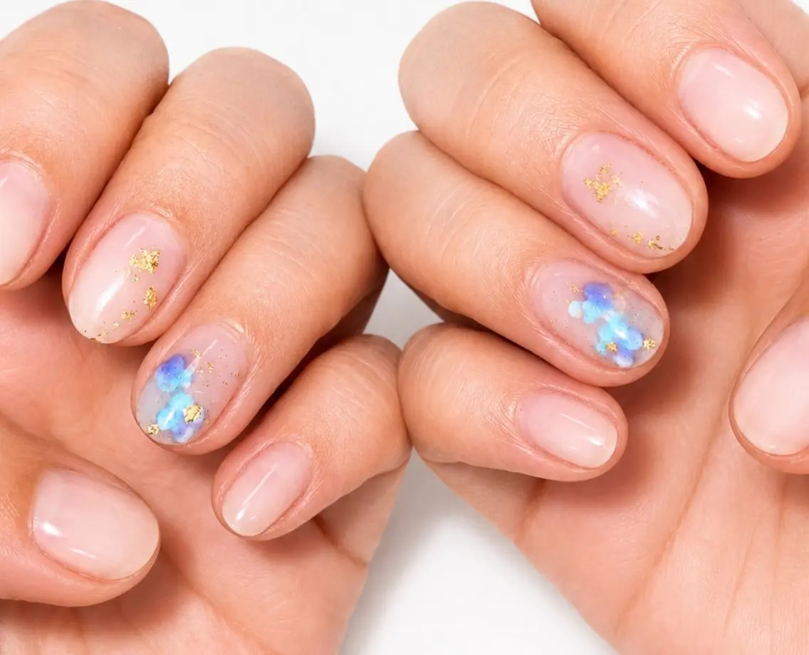 ネイル アートネイル ブルー フラワーネイル ニュアンスネイル ショートネイル ハンドネイル nu.sheer honoのネイルデザイン