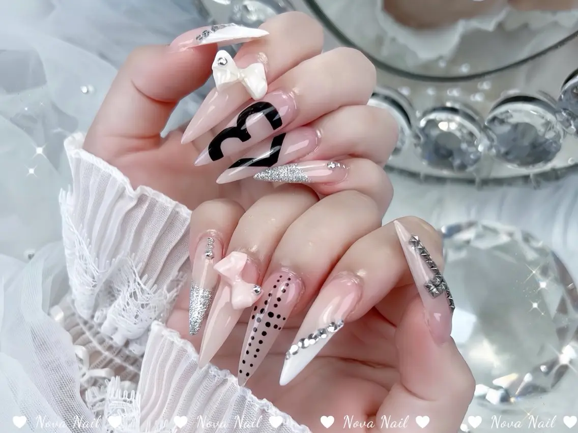 ネイル 長さ出し ジェルネイル ガーリー キラキラネイル 韓国ネイル ハンドネイル Nova Nail Studioのネイルデザイン