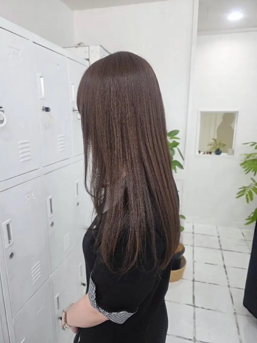 ロング カラー ベージュカラー オリーブベージュ カット ヘアカラー トリートメント toiro ちだしえりのヘアスタイル