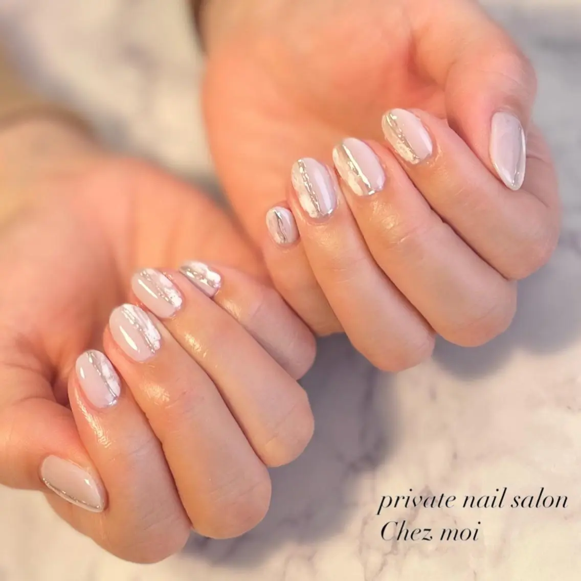 ネイル ミラーネイル ニュアンスネイル シルバー KOMINE TOMOKOのネイルデザイン