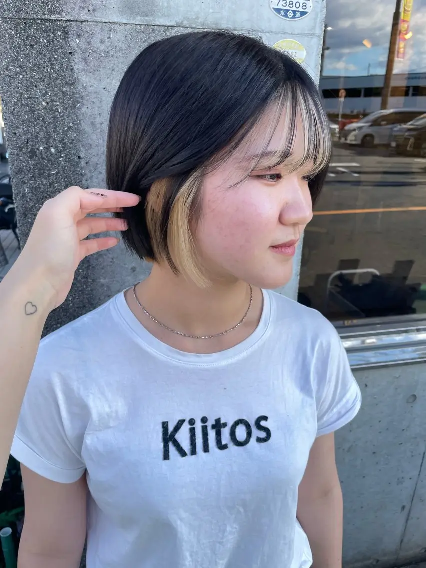 ショート カラー ブリーチ カット ヘアカラー シモダ クルミのヘアスタイル