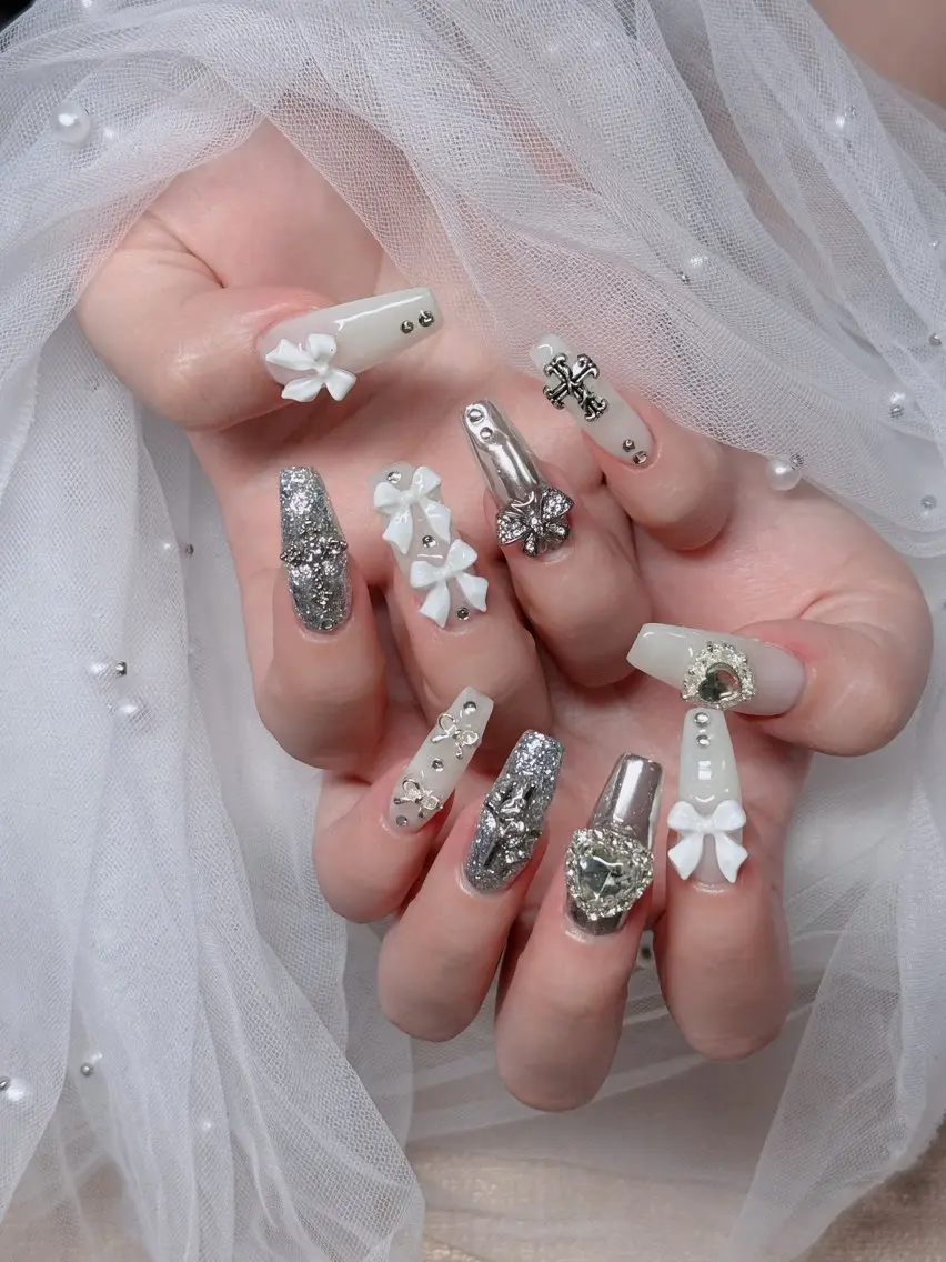 ネイル オーロラネイル フレンチネイル ジェルネイル ハロウィン キラキラネイル H.baby Nail Salonのネイルデザイン