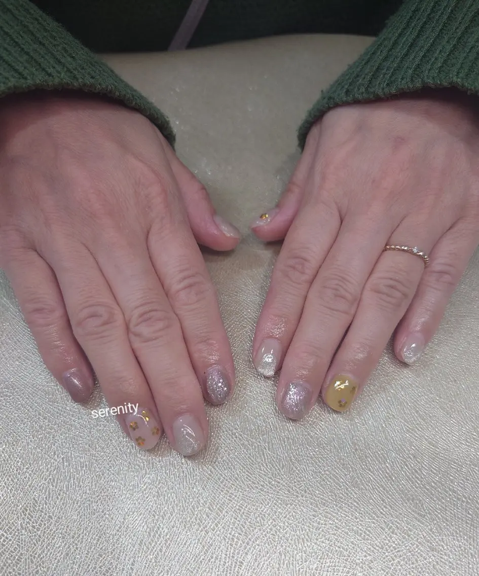 ネイル グリーン 持ち込み ニュアンスネイル 春ネイル nail  serenityのネイルデザイン