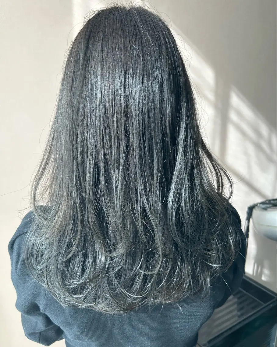 ロング カラー アッシュ アッシュグレー ブリーチ 透明感カラー ブリーチなしカラー hubhair レイヤー/透明感のヘアスタイル