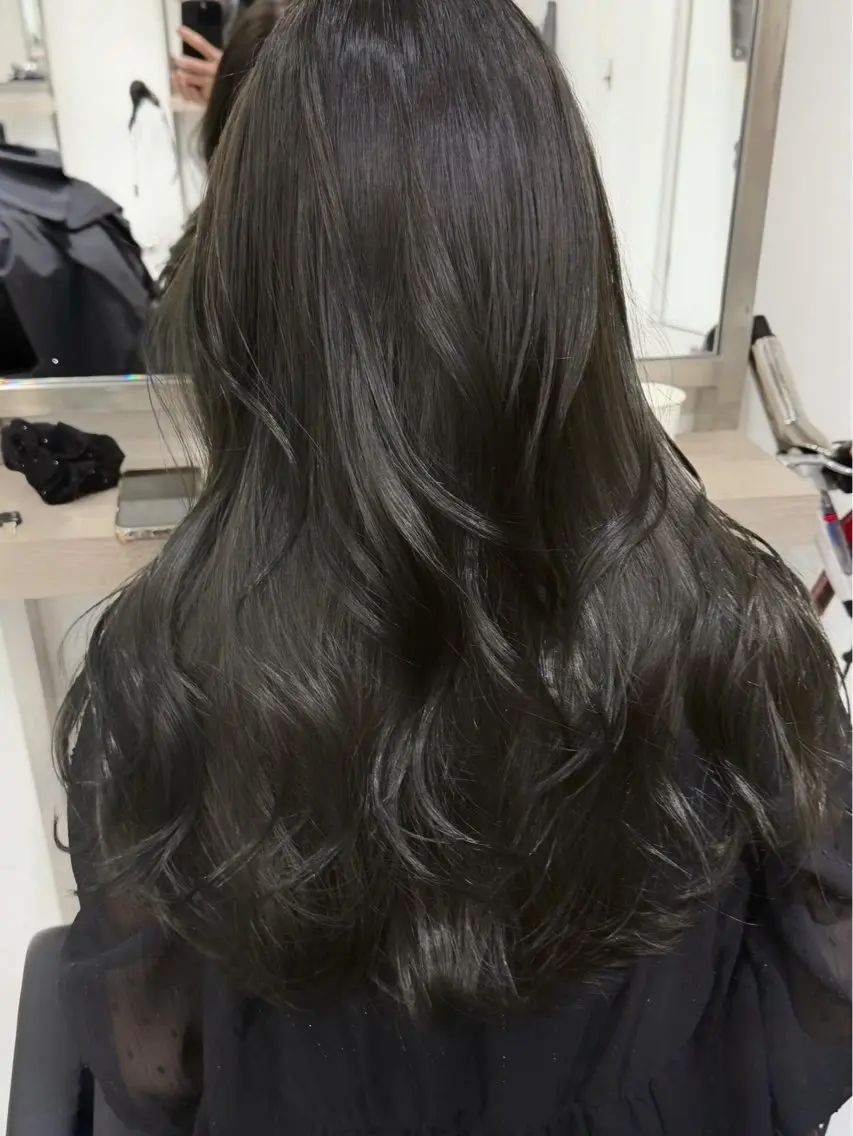 カラー グレージュ オリーブグレージュ オリーブグレー ヘアカラー トリートメント YOLO/ HANAのヘアスタイル