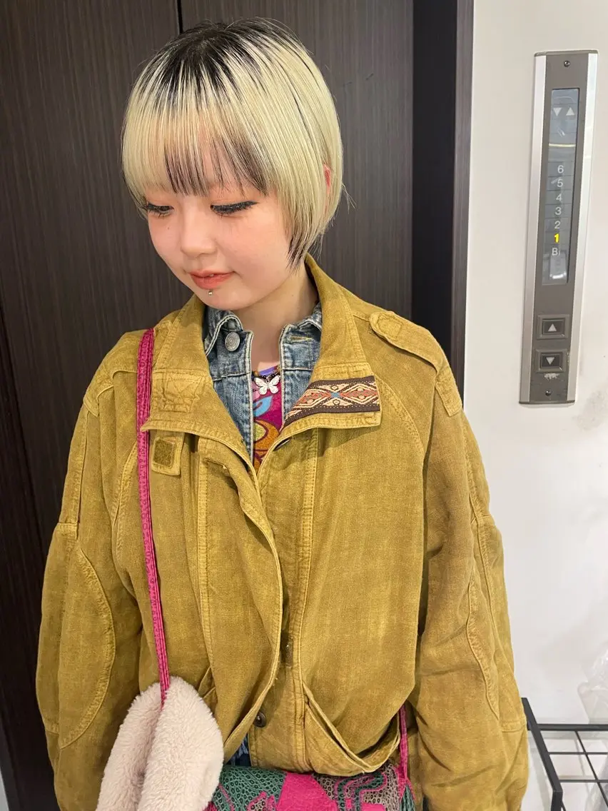ショート ショートレイヤー ハンサムショート 丸みショート くびれヘア くせ毛 MIU/ルーツカラー 顔まわりレイヤーのヘアスタイル