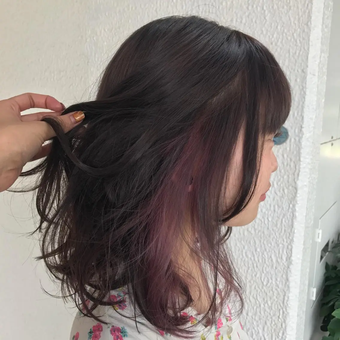 カラー ブリーチ インナーカラー ピンクカラー 山本 舞のヘアスタイル