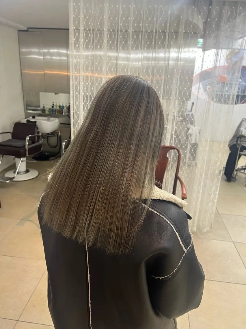 ロング ヘアカラー 野崎 海翔のヘアスタイル