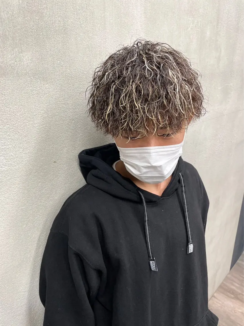 ショート カラー パーマ メンズ メンズメッシュ メンズパーマ 波巻きパーマ メッシュ ブリーチモデル募集中 /伊藤優真のヘアスタイル