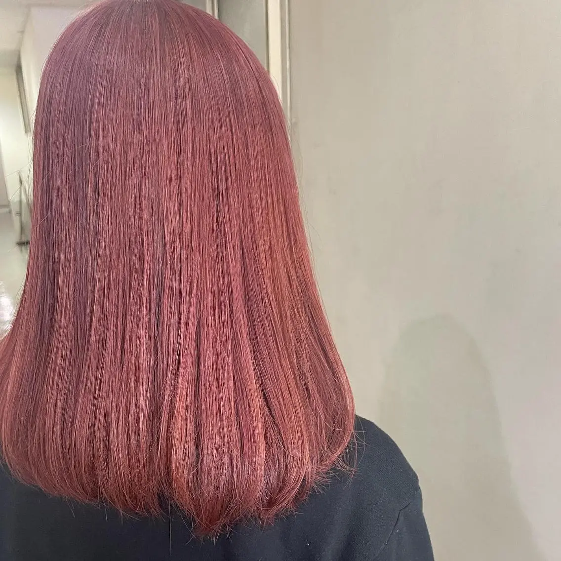 ミディアム カラー ブリーチ ダブルカラー イヤリングカラー トリートメント 吉村 夏椰のヘアスタイル