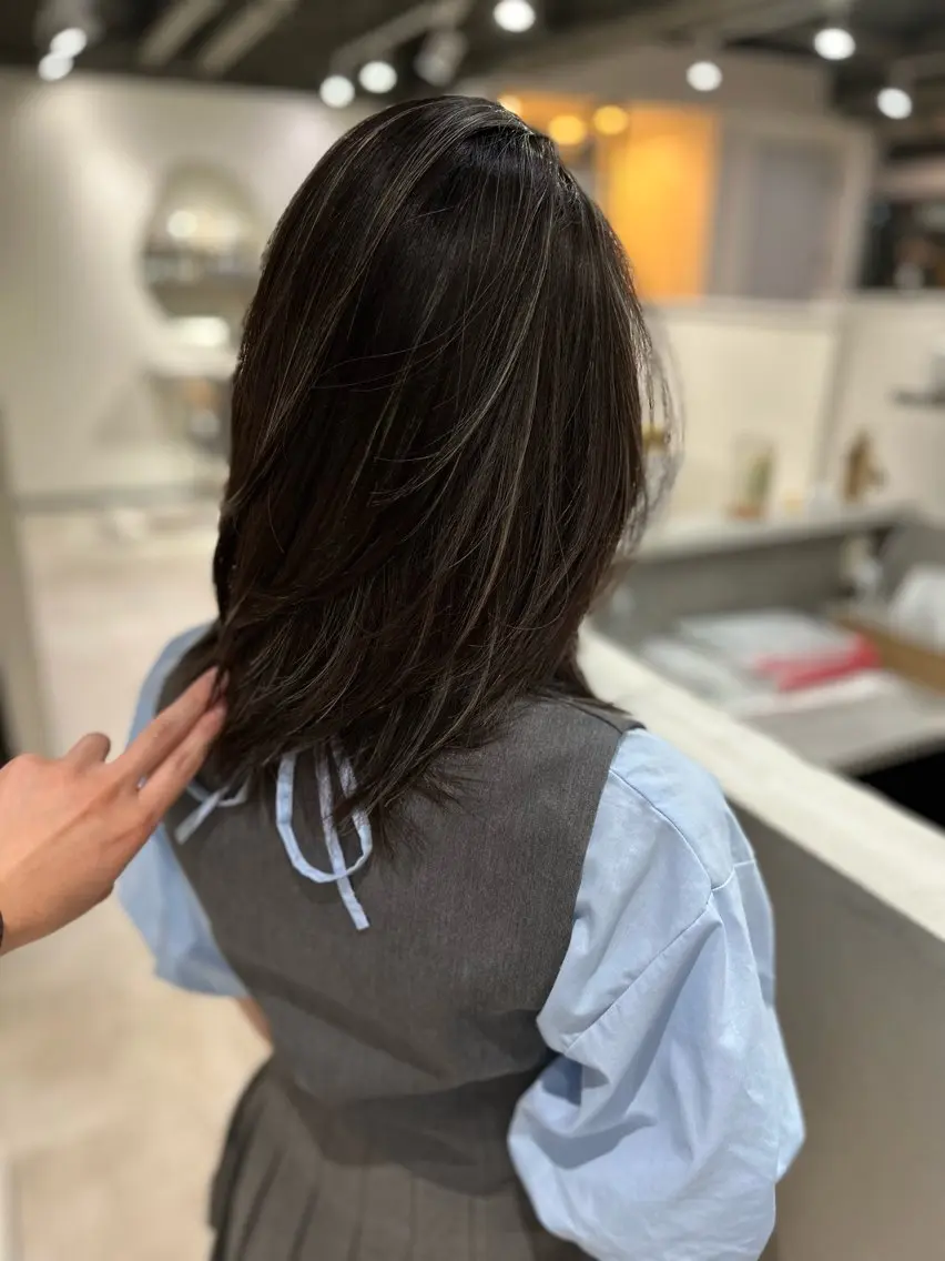 セミロング カラー カット ヘアカラー トリートメント 白髪ぼかしハイライト 柳川拓哉のヘアスタイル