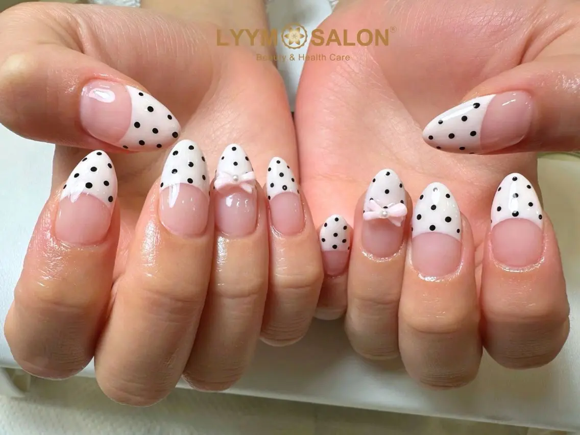 ネイル ドット ガーリー 韓国ネイル リボン ワンホンネイル ハンドネイル LYYM Salonのネイルデザイン