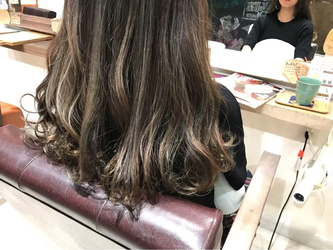 セミロング カラー グレージュ ハイライトカラー ハイライト メンズ指名多数!! 田島史也のヘアスタイル