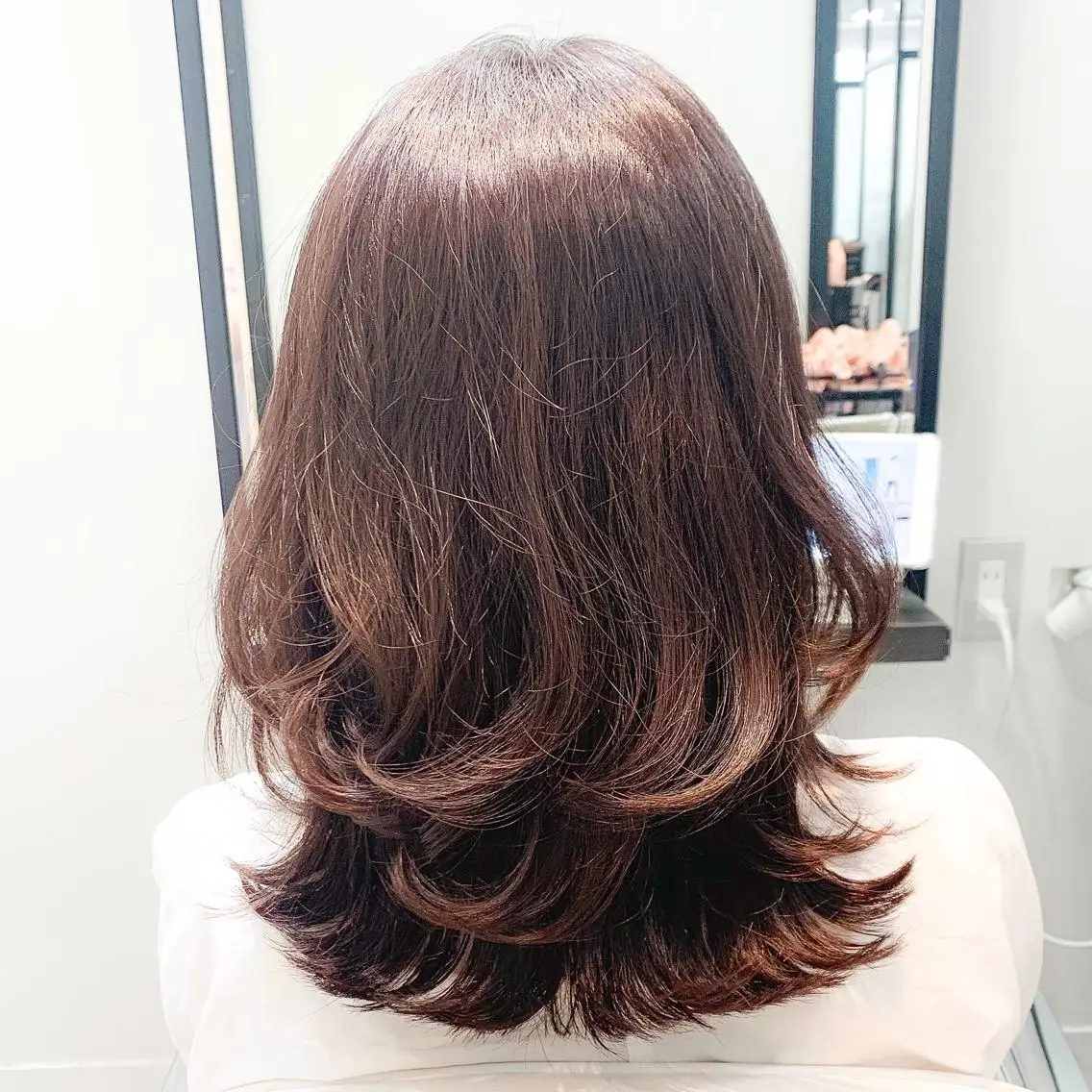 ミディアム ミディアムレイヤー レイヤーカット カット ヘアカラー 伊良波 香里のヘアスタイル