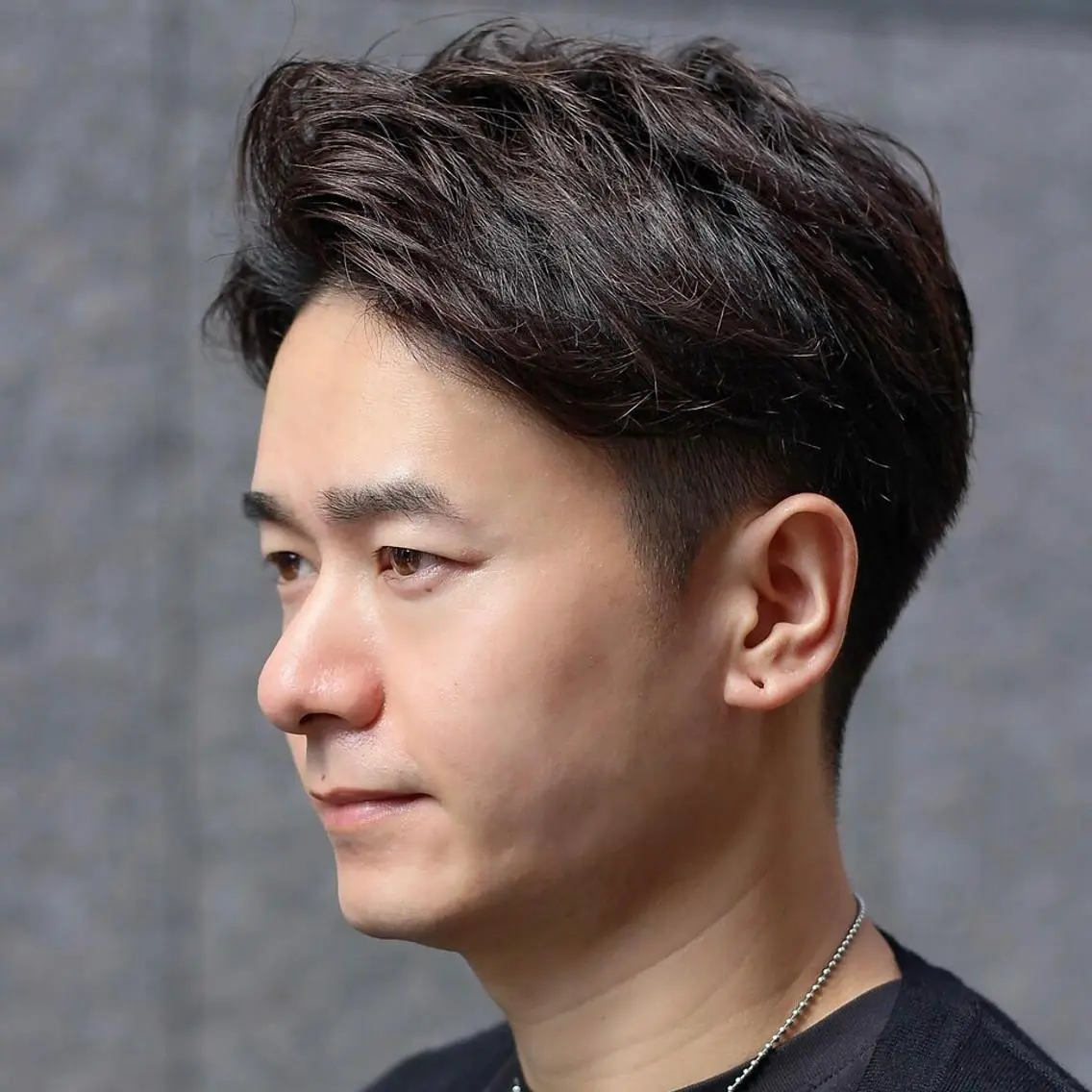 メンズ アップバング ツーブロック 刈り上げ 佐藤 純のヘアスタイル