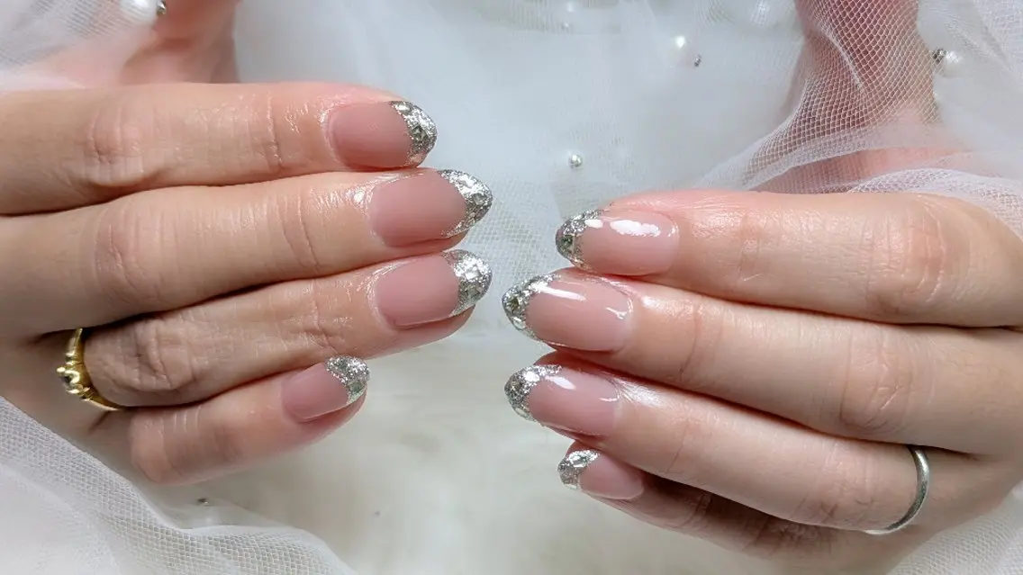 ネイル フレンチネイル ガラスフレンチ シルバー m&pPrivate nailsalonのネイルデザイン