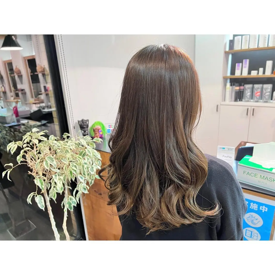 ロング カラー アッシュ ヘアカラー トリートメント ツキダテ ユイのヘアスタイル