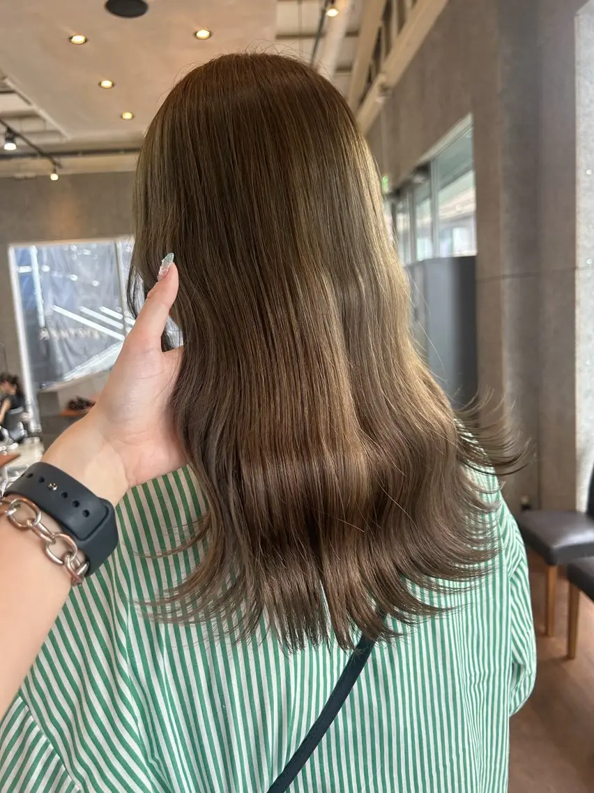 セミロング カラー ヘアカラー トリートメント 🫒オリーブ/透け感 レイヤー🌿‬モエカのヘアスタイル