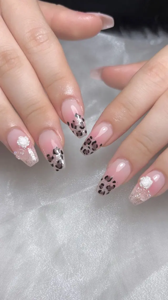 ネイル アニマル柄 チークネイル ドット フラッシュネイル フラッシュマグ ハンドネイル nail salon Anela🪽🫧のネイルデザイン
