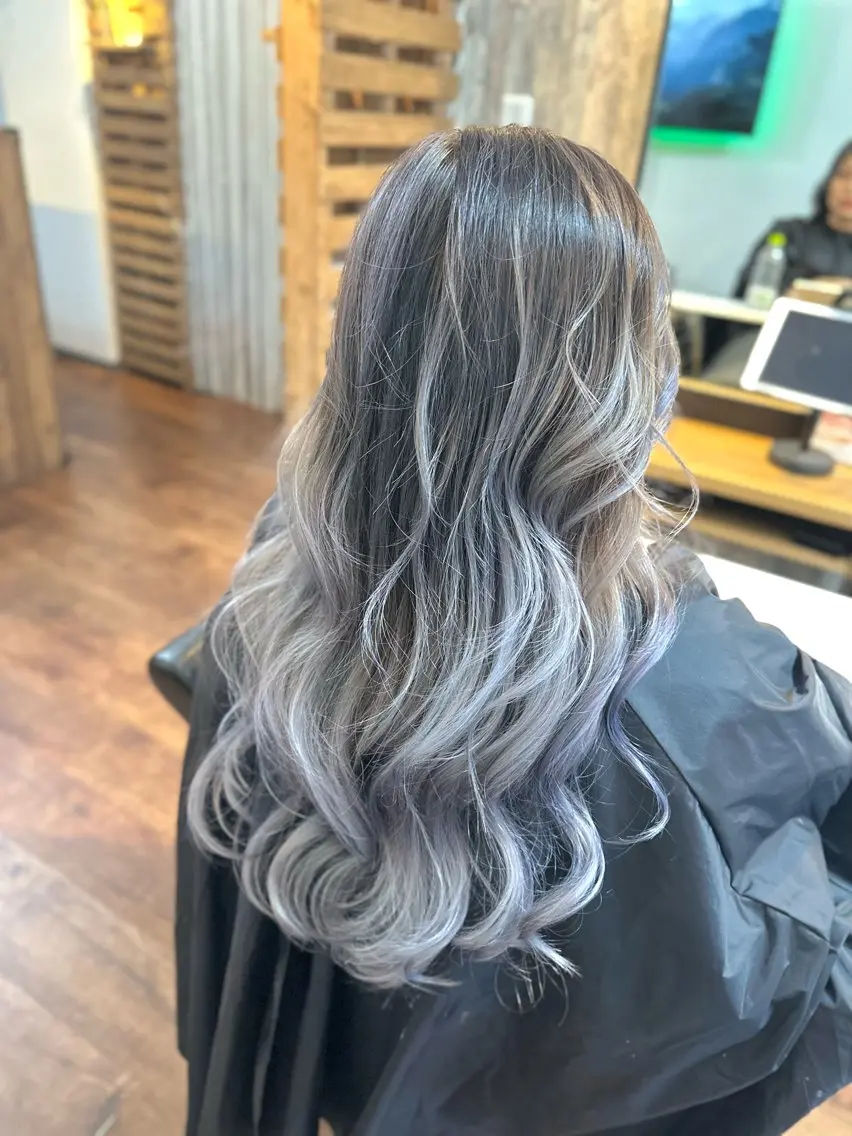 ロング カラー バレイヤージュ ハイライトカラー ハイライト レイヤーカット カット ヘアカラー トリートメント Luzir⭐︎ GEN⭐︎のヘアスタイル