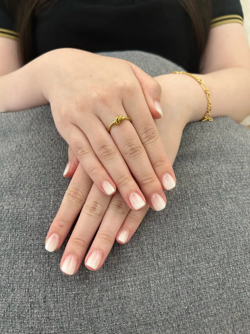 ネイル グラデーション ホワイト LUCULIA 三田のネイルデザイン