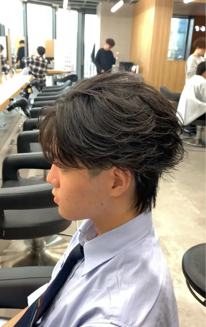 ミディアム パーマ ヘアアレンジ メンズ ミディアムパーマ メンズパーマ メンズツイストパーマ 波巻きパーマ ツイストパーマ カット パーマ トリートメント ヘッドスパ ヘアセット 🔥ニュアンス フェザー小林海斗🔥のヘアスタイル