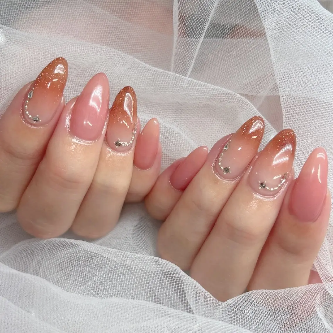 ネイル ブラウン グラデーション ストーンネイル ワンホンネイル ハンドネイル ハンドケア 心斎橋Salon Epokkuのネイルデザイン