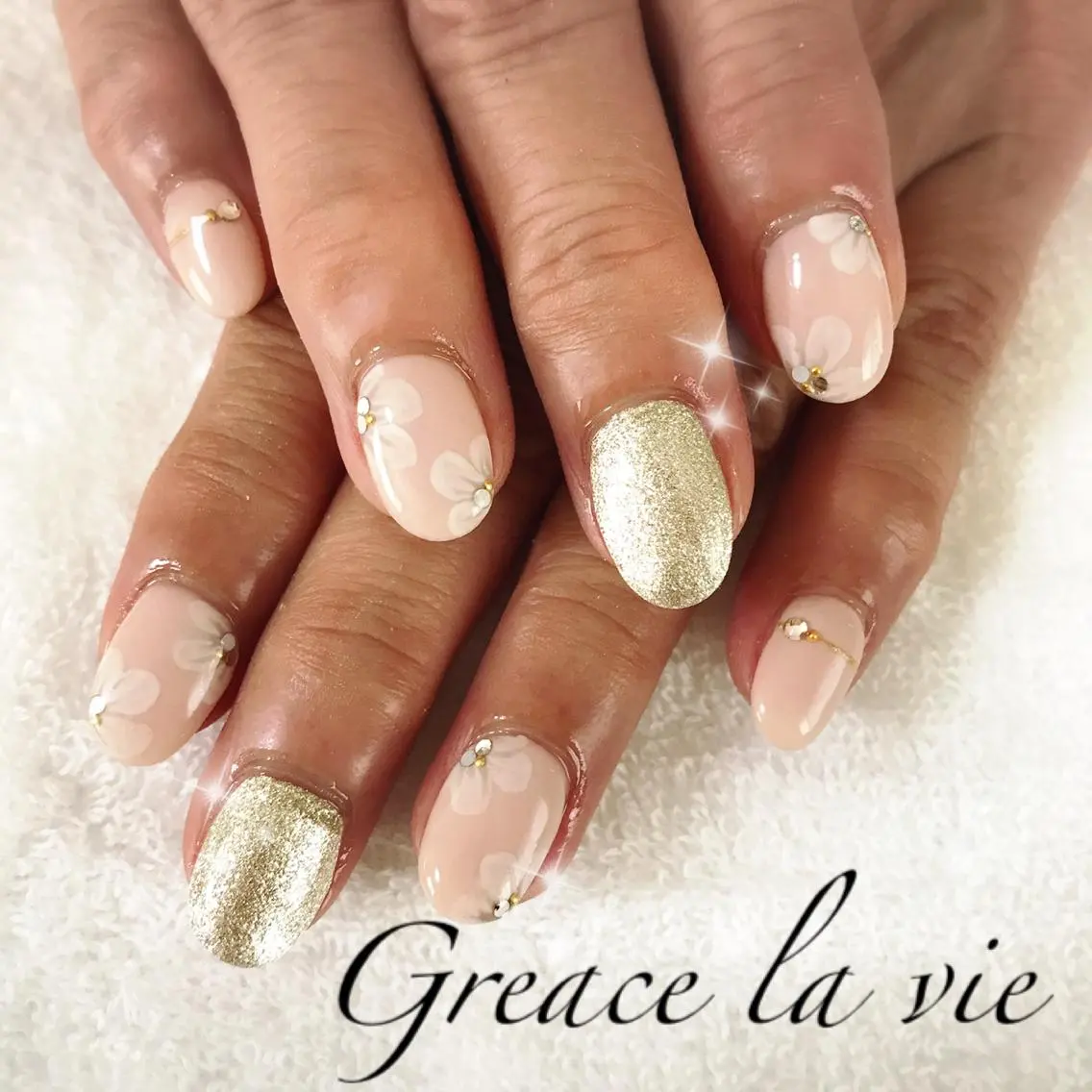 ショート カラー パーマ ヘアアレンジ キッズ ネイル マツエク・マツパ フラワーネイル Greace  la vieのネイルデザイン