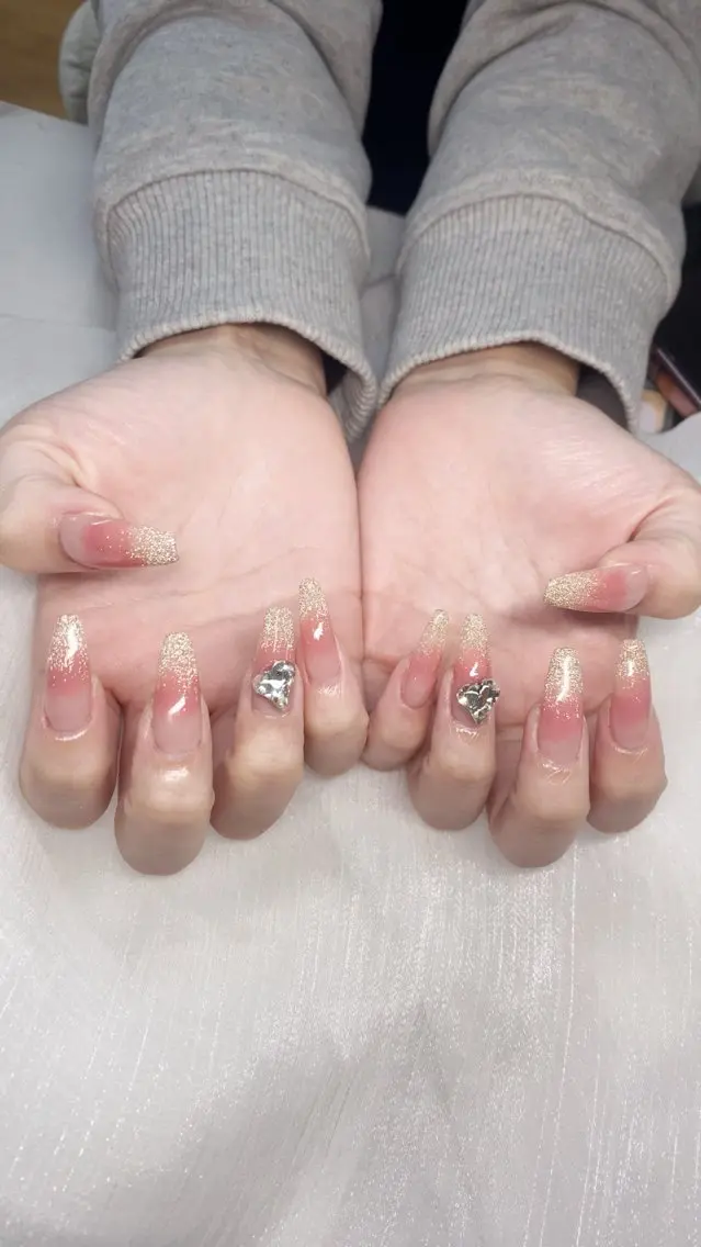 ネイル チークネイル グラデーション キラキラネイル ラメ(グリッター) ラメグラデーション Rei _Nail 新宿のネイルデザイン