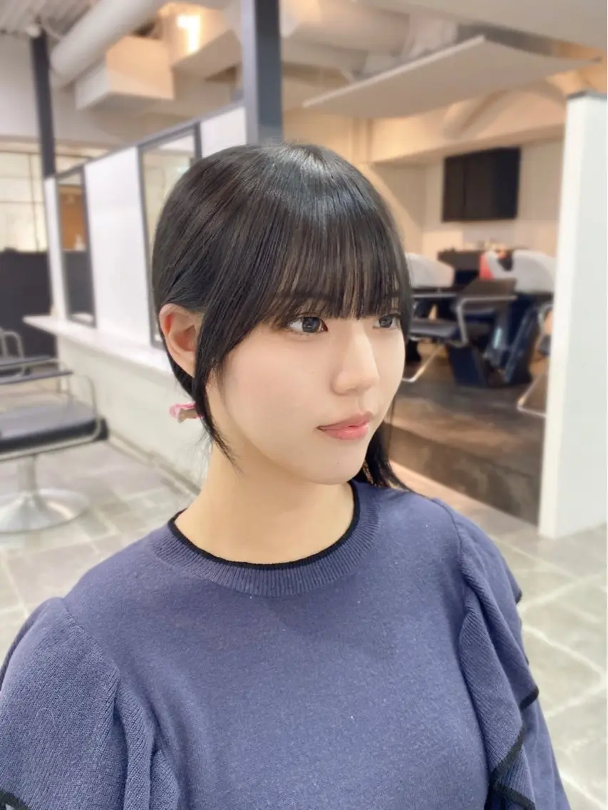 ミディアム カラー 黒髪 ブルーカラー ブルーブラック 小顔カット YUZU🎀顔まわり ×レイヤーカットのヘアスタイル