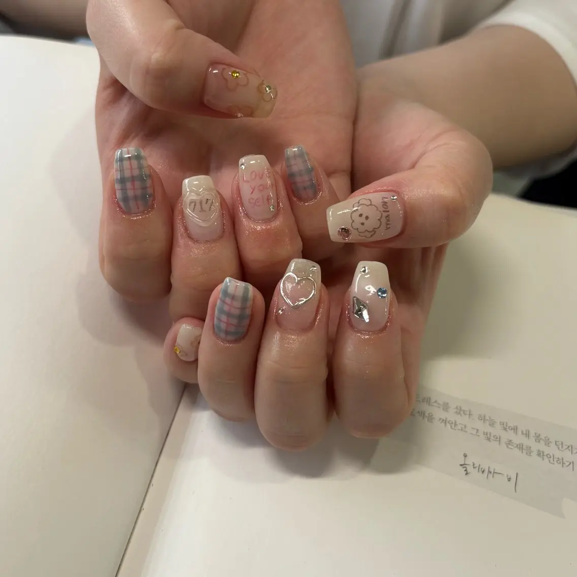 ネイル ハンドネイル ネイルズシャトン🪡 ネイリスト齊藤のネイルデザイン