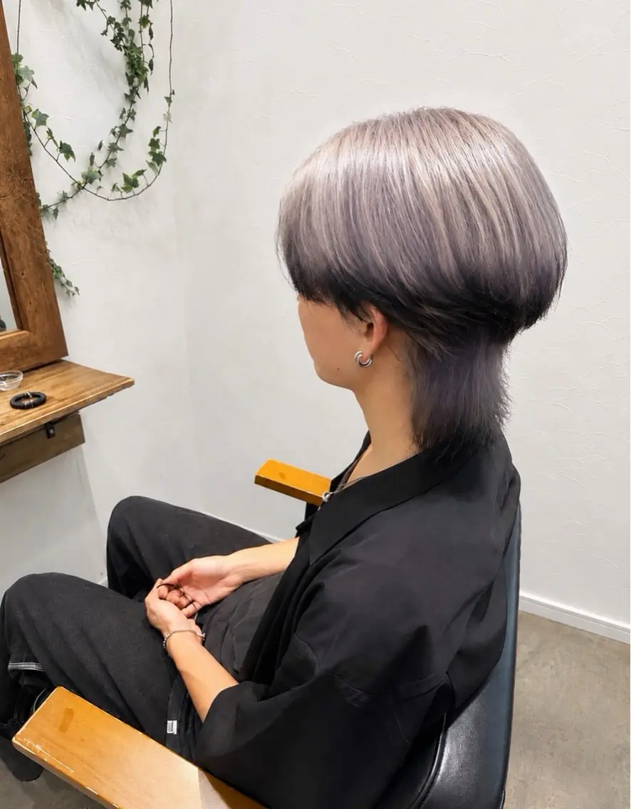 カラー メンズ 黒髪 透明感カラー シルバー ホワイトシルバー 手島 美月のヘアスタイル