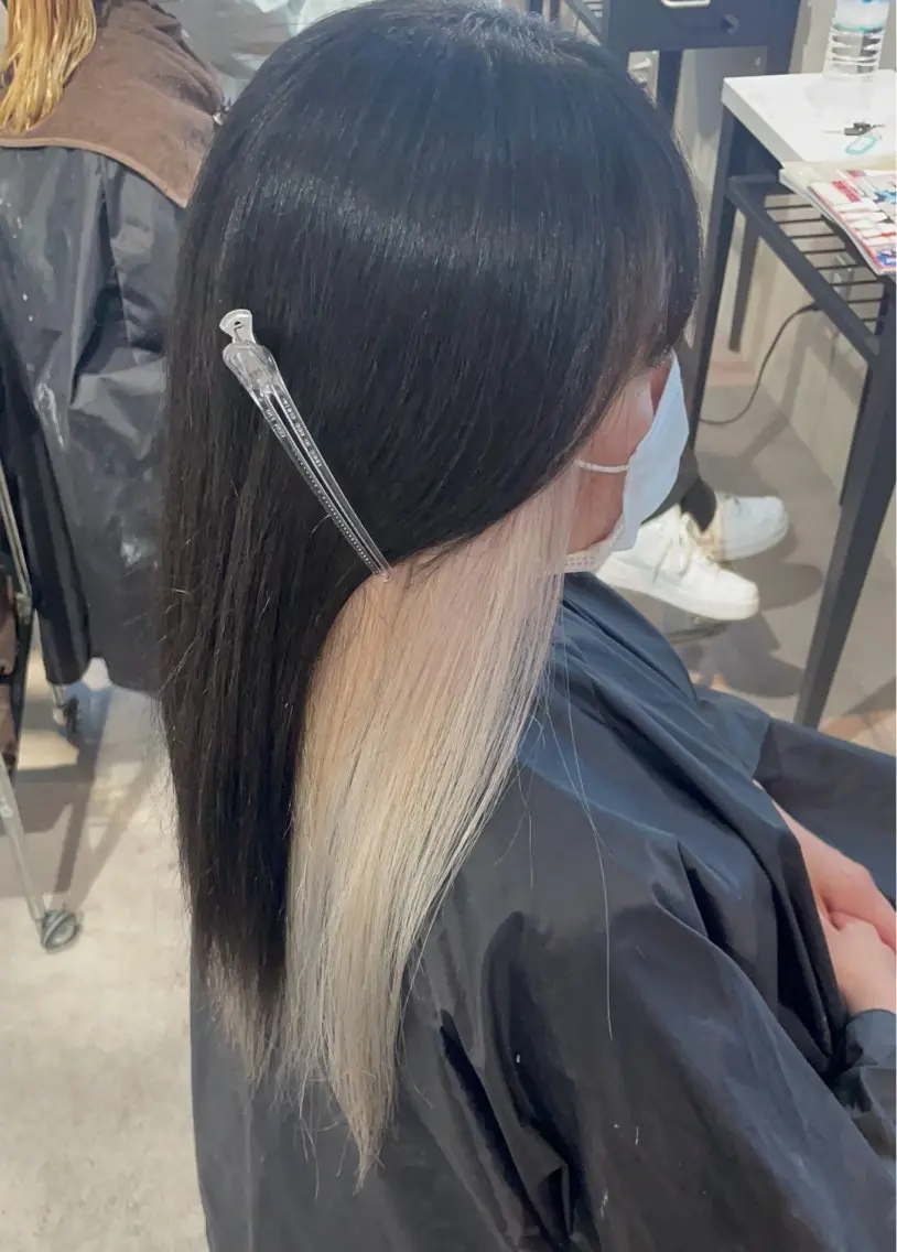 ロング カラー ハイトーン YONIのヘアスタイル