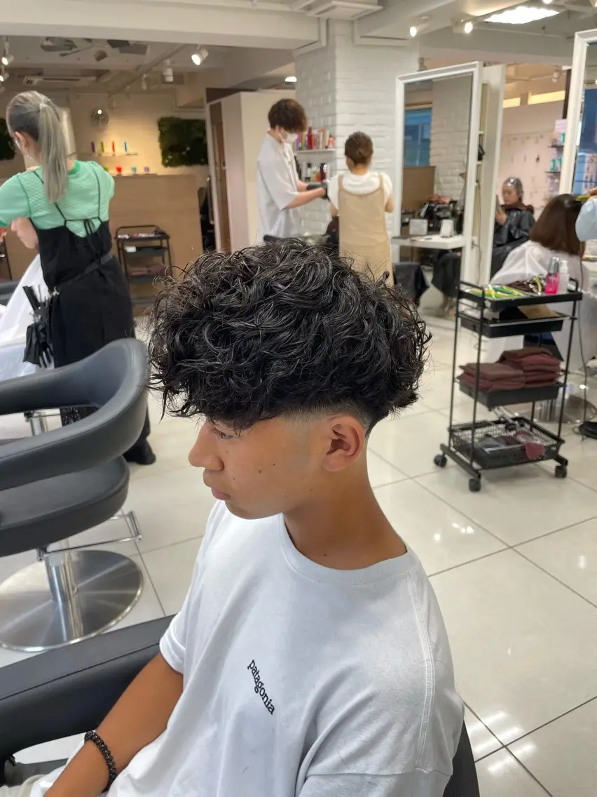 ショート パーマ メンズ スペインカール カット パーマ トリートメント フェザーパーマ職人 🪶ryosukeのヘアスタイル