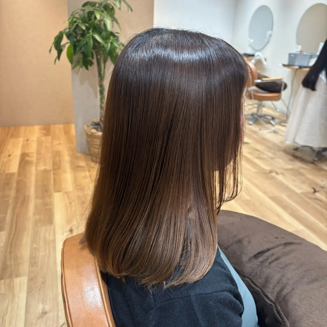 セミロング 顔まわりレイヤー 顔周りカット レイヤーカット 小西 七菜子のヘアスタイル