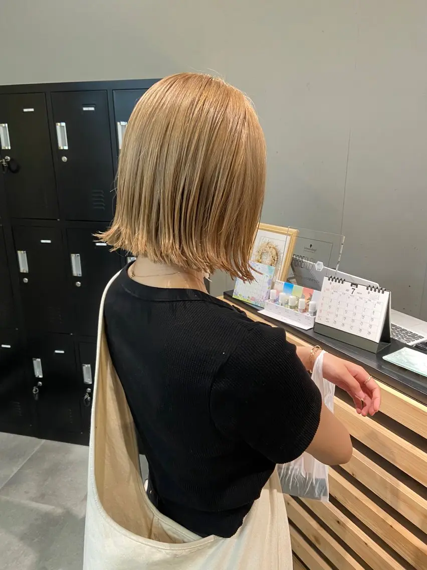 ショート カラー ベージュカラー ミルクティーベージュ ヘアカラー トリートメント ウルフカット レイヤーカット上柿のヘアスタイル