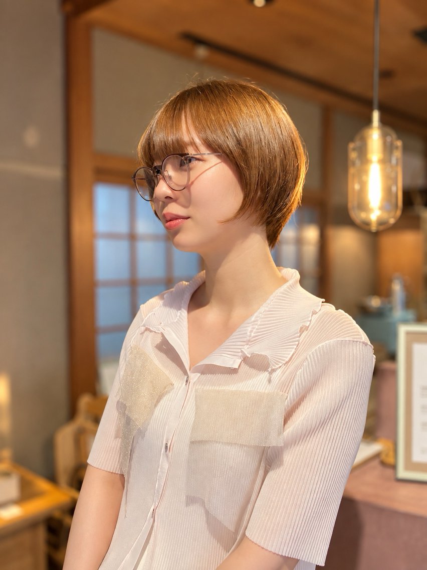 ショート カラー ベージュカラー ブリーチ ブリーチなしカラー ショートヘア 小顔カット カット ヘアカラー トリートメント 阿川香穂 /京都のヘアスタイル