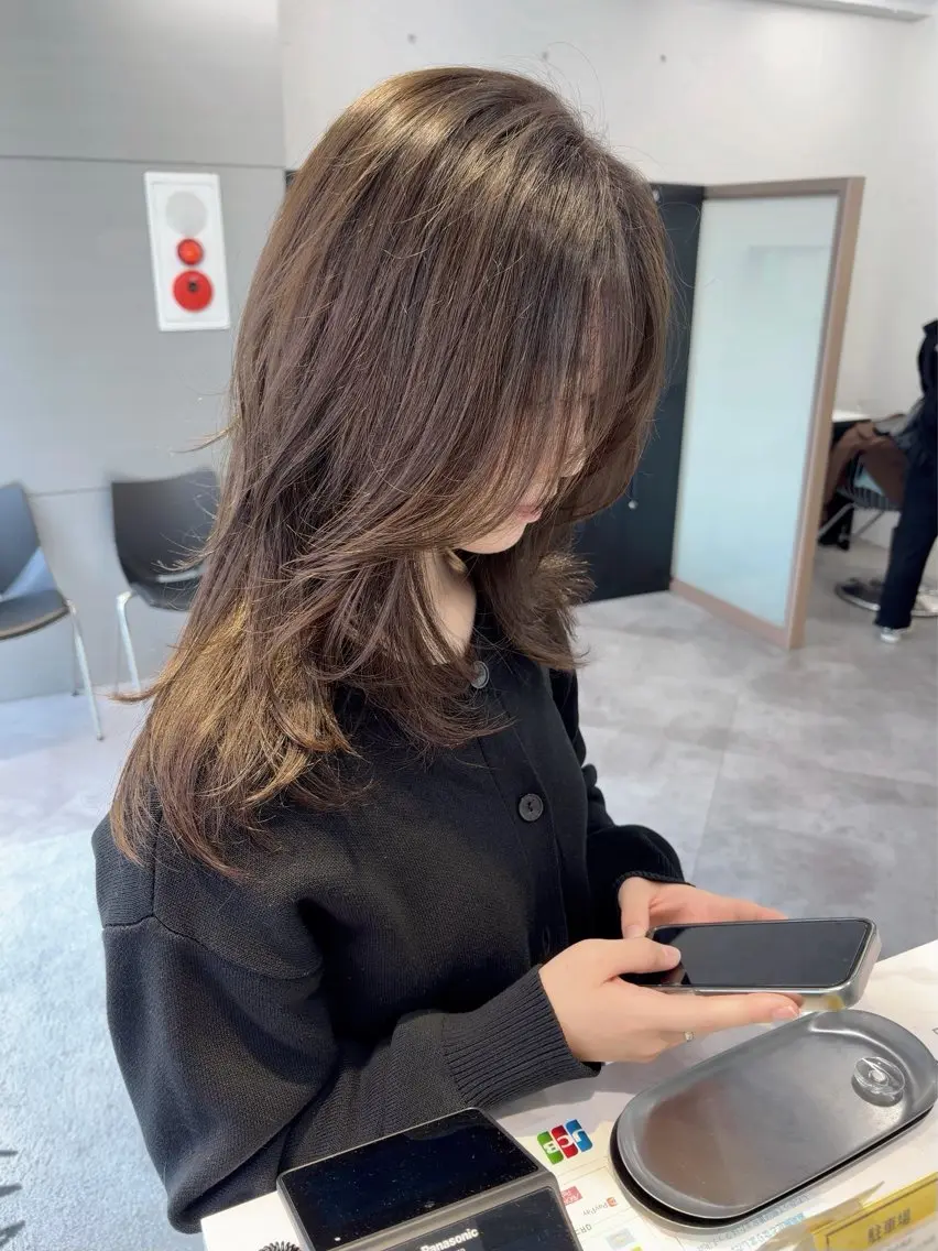 セミロング カラー ベージュカラー フォギーベージュ レイヤーカット カット ヘアカラー トリートメント レイヤーカット🌈 透明感カラー🌷ユリのヘアスタイル