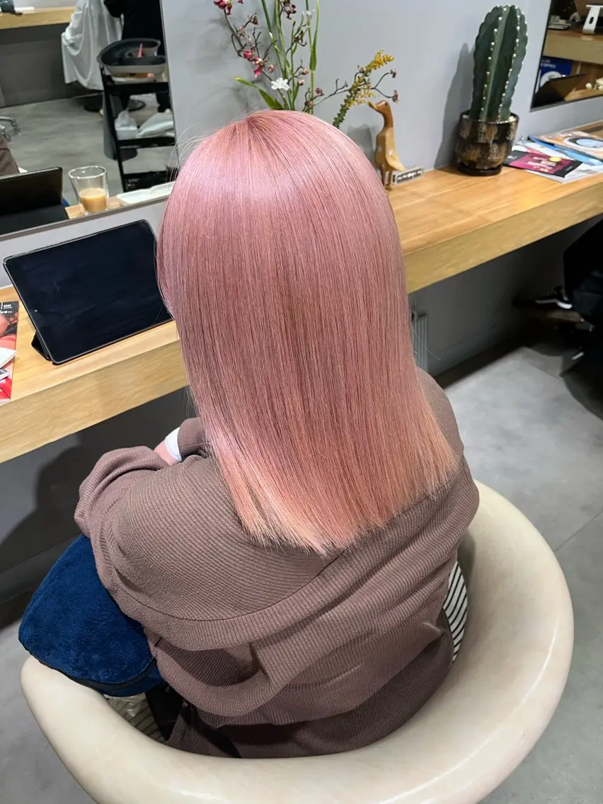 ミディアム カラー 透明感ハイトーン🦄 キラ🌈のヘアスタイル