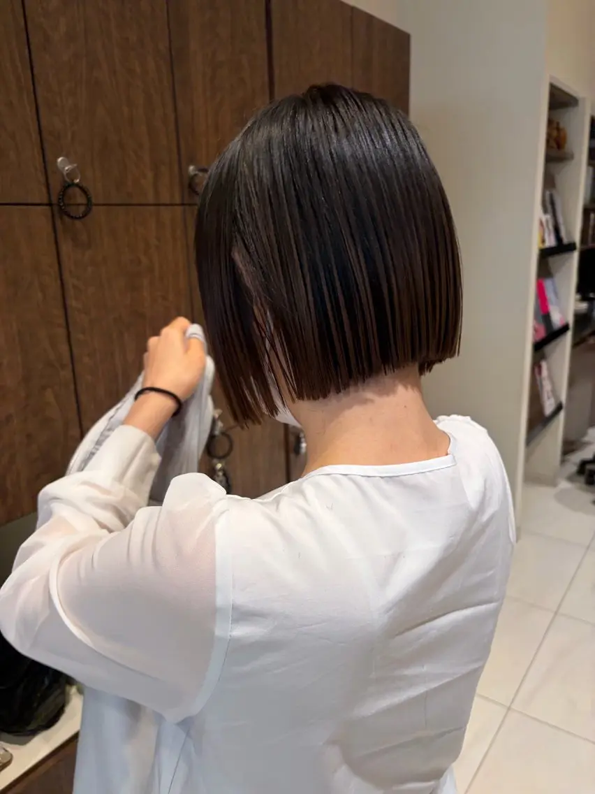 ミディアム 切りっぱなしボブ ボブ カット ヘアカラー ルナ｜縮毛矯正 ×デザインカラー🥝のマツエク・マツパデザイン
